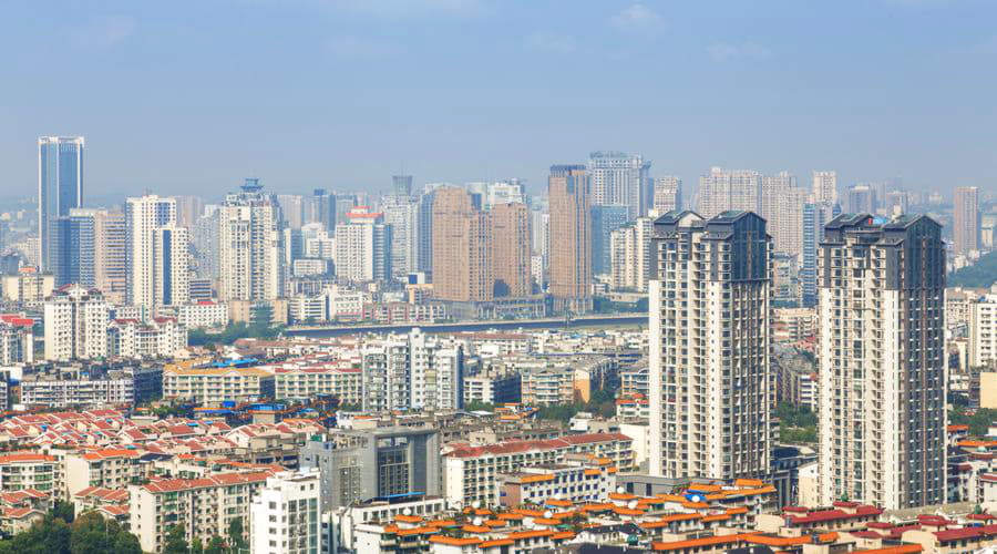 Onze autoverhuurservices bieden een gevarieerde selectie van voertuigen in Mianyang.